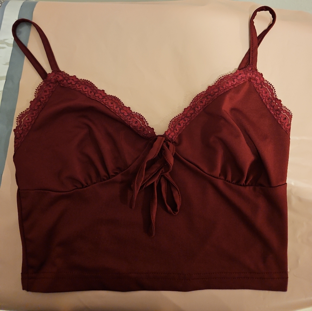 Chic burgundy cropped cami with delicate lace trim and tie-front detail XS